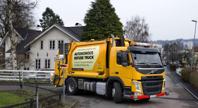 Foco na segurança durante teste de caminhão de lixo autônomo pela Volvo Trucks e Renova