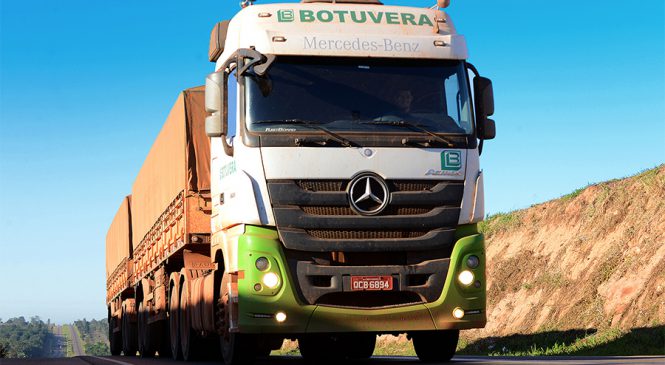 Caminhões Actros e Atego são atrações em evento agropecuário no Espírito Santo