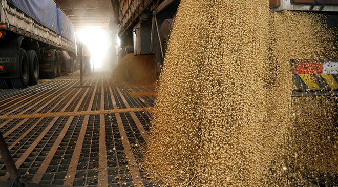 Portos de Santos e Paranaguá recebem menos caminhões com grãos em junho