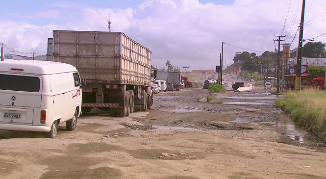 Buracos na BR-101 no Grande Recife comprometem trabalho de caminhoneiros