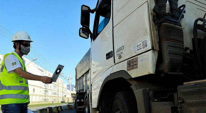 Portos do Paraná monitoram fumaça emitida pelos caminhões