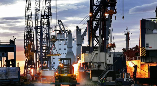Exportações de caminhões crescem 47% no ano