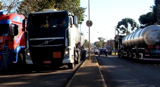 Paralisação de caminhoneiros afeta abastecimento e produção; GM suspende atividades