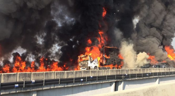 Acidente com 36 veículos provoca incêndio e mortes no trecho de Jacareí