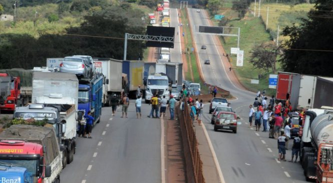 Protestos de caminhoneiros bloqueiam duas estradas em MG