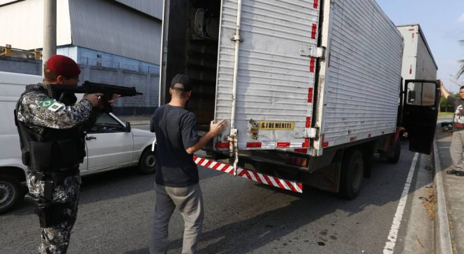 Caminhoneiros vivem rotina de tensão com aumento de roubo de cargas