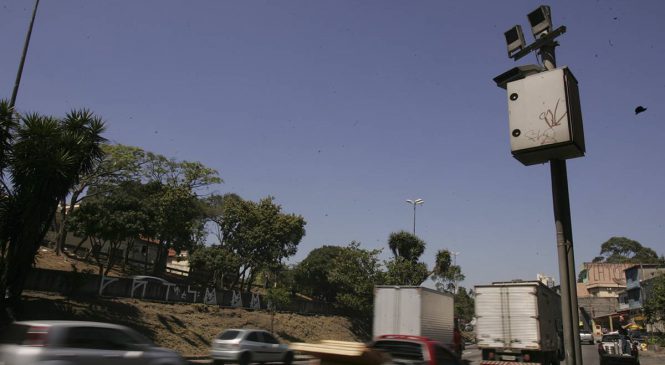 Não dá para escapar do radar de velocidade média. Nós explicamos