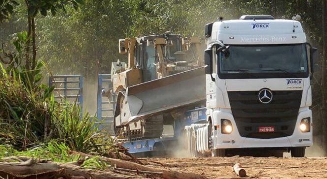 Motoristas reconhecem a força e o conforto do Actros no transporte de máquinas pesadas