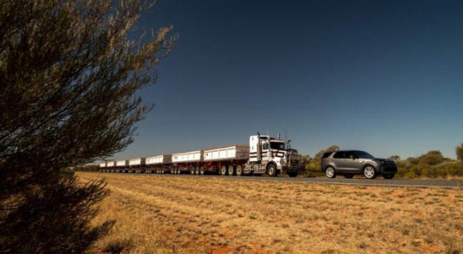 Land Rover Discovery reboca um caminhão rodotrem de 110 toneladas na Austrália