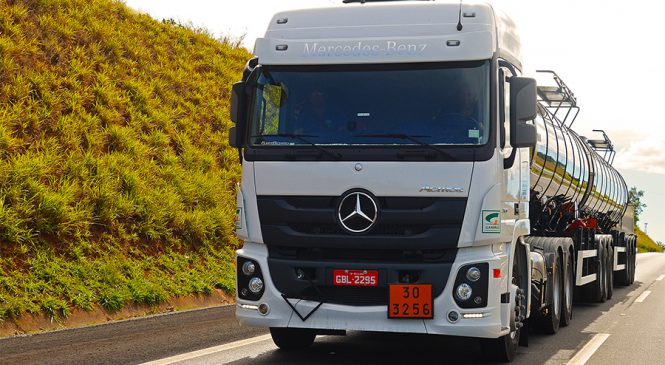 Mercedes-Benz lidera as vendas de caminhões extrapesados no Brasil em agosto