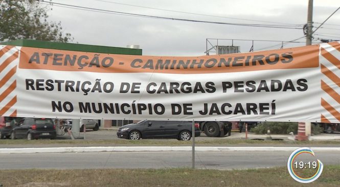 Jacareí vai multar caminhoneiros em rota proibida a partir de novembro