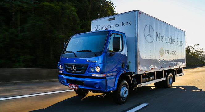 Mercedes-Benz entrega o primeiro caminhão sorteado pelo App Mercedeiros de Verdade