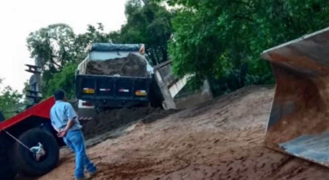 Caminhoneiros se arriscam em ponte para desviar de praça de pesagem em Pouso Alegre, MG