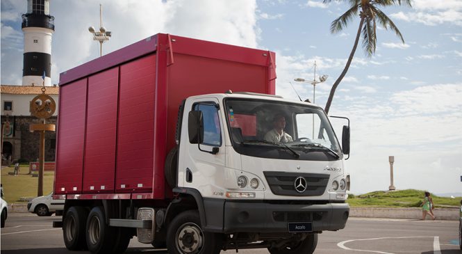 Mercedes-Benz lidera as vendas de caminhões médios no mês de outubro