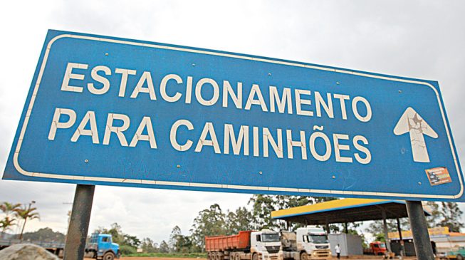 Área para caminhões durante restrição de tráfego no Anel Rodoviário é insuficiente