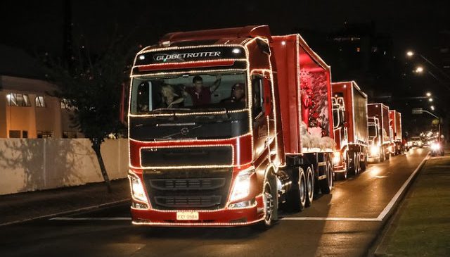 Caravana de caminhões Volvo ilumina o Natal