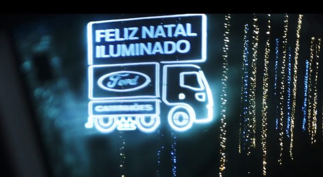 Ford homenageia caminhoneiros com estrada iluminada de Natal