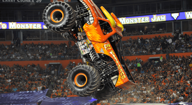 Monster Jam realiza primeiro espetáculo no Brasil com manobras de caminhões