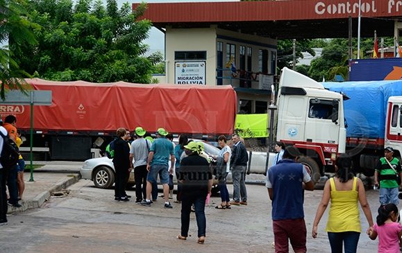 Caminhoneiros bolivianos fecham fronteira com MS em protesto contra mudança no código penal