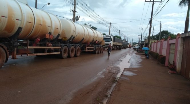 Manifestantes fecham estrada para protestar contra preço da gasolina em Porto Velho