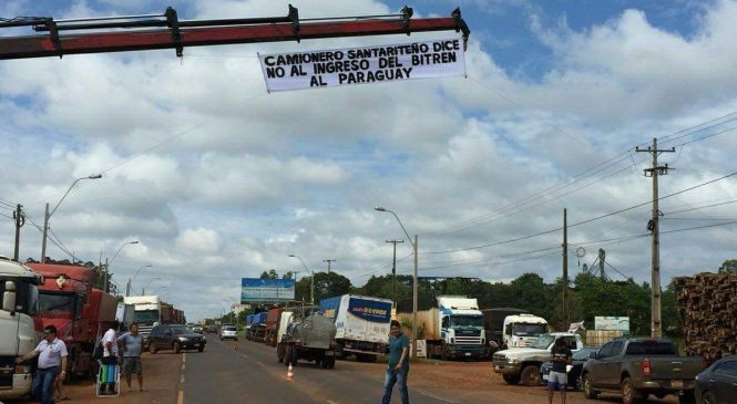 Caminhoneiros paraguaios fazem greve contra treminhões