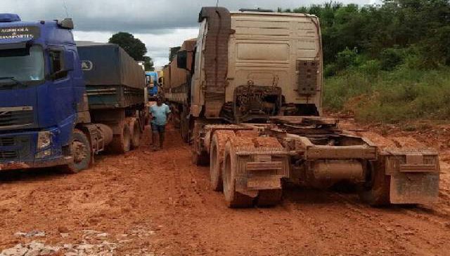 Chuva e obras atrapalham o trafego de caminhões na BR-163 no Pará