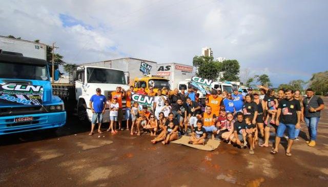 Em pausa da estrada, caminhoneiros se encontram para churrasquinho em família