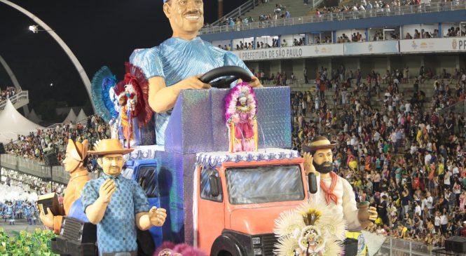 Enredo sobre caminhoneiros se destaca na primeira noite de desfiles no carnaval de São Paulo