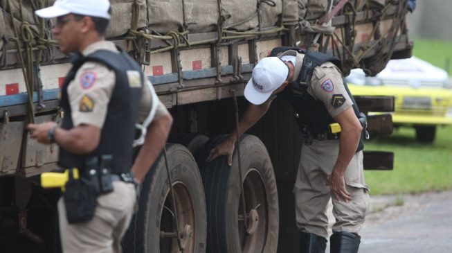 Blitz no Anel Rodoviário multa mais de 80 caminhoneiros em duas horas