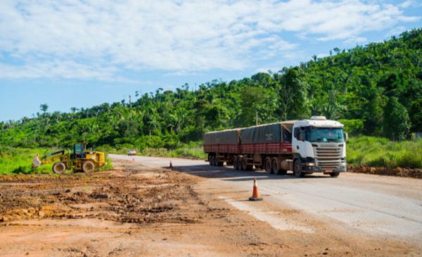 BR-163: chuvas e atolamentos podem encarecer o frete durante a colheita da soja