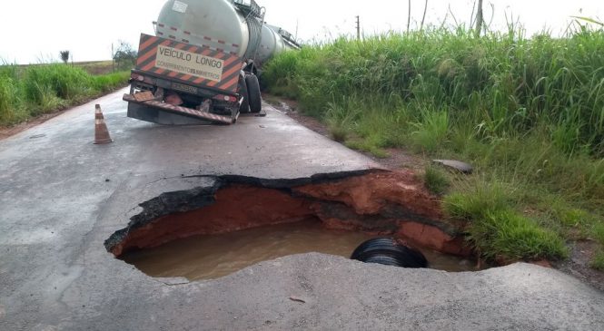 Buraco na pista da BR-155 deixa trânsito parcialmente interditado