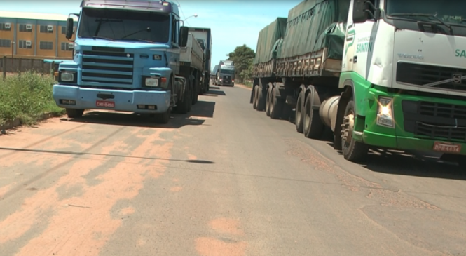 Caminhoneiros ainda desafiam fiscalização em avenida