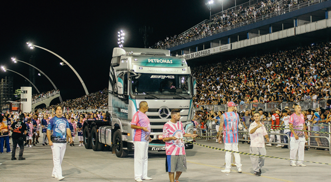 Mercedes-Benz participa de homenagem aos caminhoneiros no Carnaval de São Paulo