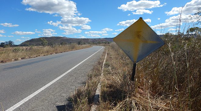 59,2% das rodovias brasileiras apresentam problemas de sinalização