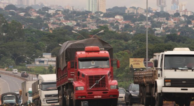 Caminhões de carga têm restrição de tráfego durante Carnaval