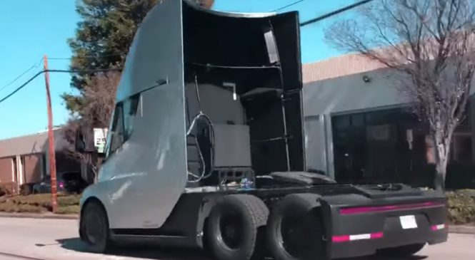 Youtuber flagra poder de arranque do caminhão elétrico Tesla Semi