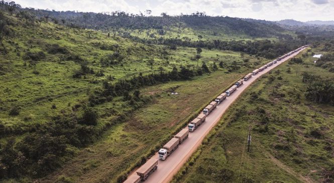 Chuvas e maior fluxo de caminhões travam a BR-163 no Pará