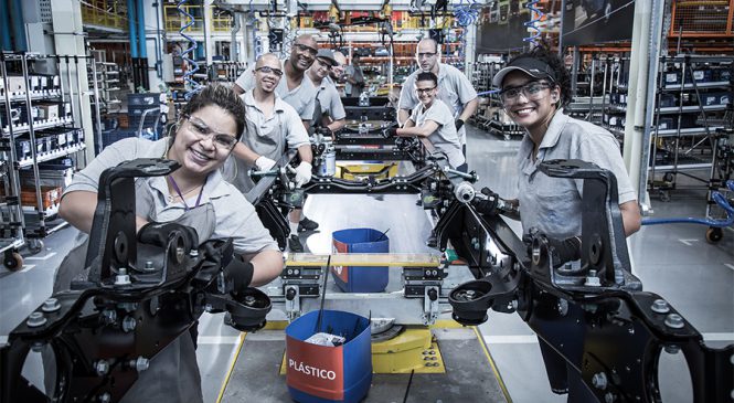 Mercedes-Benz contrata mais 330 colaboradores para áreas de produção em São Bernardo do Campo e Juiz de Fora