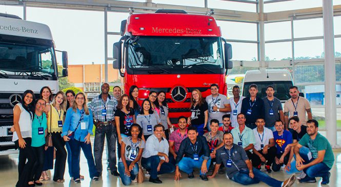 Colaboradores da Concessionária Irmãos Davoli conhecem a fábrica da Mercedes-Benz