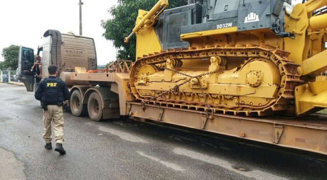 Caminhão é flagrado carregando tratores com 35 toneladas de excesso de peso