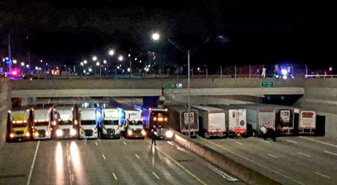 Caminhoneiros se unem para evitar que uma pessoa se jogue da ponte