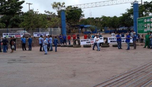 Caminhoneiros bloqueiam entrada de alfândega por liberação de cargas