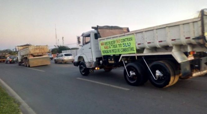 Caminhoneiros protestam em Brasília contra aumento no preço de combustível