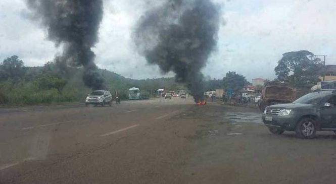 Caminhoneiros protestam contra preço do combustível nas BRs 040 e 381