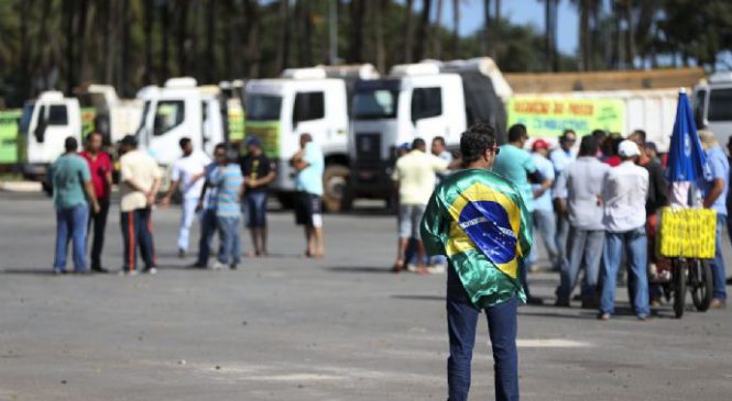 Intervenção só se for educacional, diz caminhoneiro grevista de São Paulo.