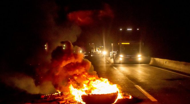 Caminhoneiros fecham a Via Dutra em manifestação, em Barra Mansa