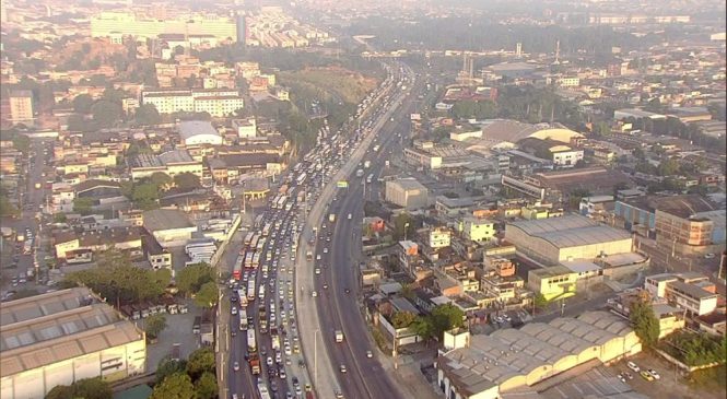 Greve dos caminhoneiros afeta abastecimento de combustíveis, preço de alimentos e trânsito no RJ