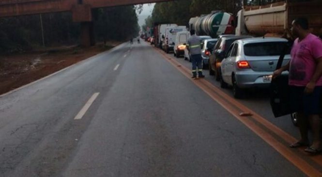 Manifestação de caminhoneiros trava o trânsito na BR-040 em Congonhas