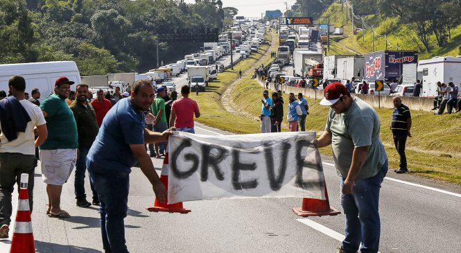 Greve dos caminhoneiros: intervenção militar não é a solução!