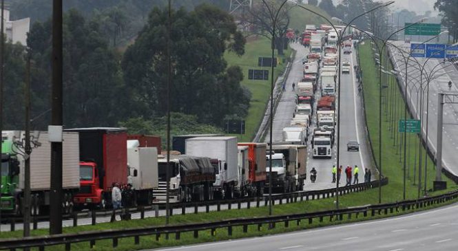 Caminhoneiros prometem parar por causa de aumentos no diesel